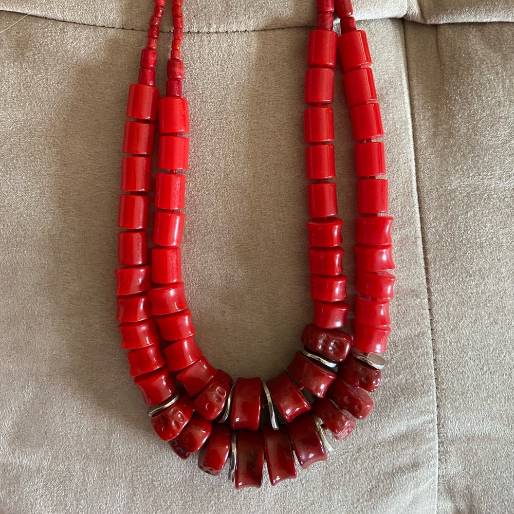 Red bed short necklace
